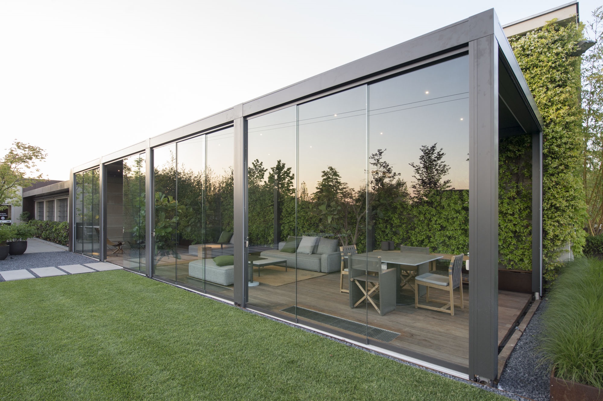 Slide glass. Слайдинг Безрамное остекление. Raluma Slide Безрамное остекление. Glass Sliding Systems. Безрамное остекление слайдер телескоп.